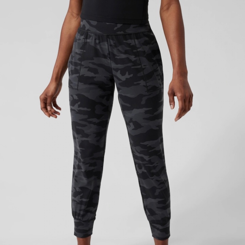 EUC Athleta Salutation Camo Jogger Gray Black Camouflage
